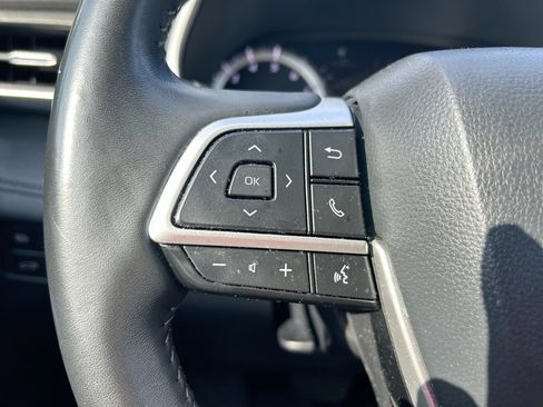 Used 2024 Toyota Highlander XLE FWD image 16
