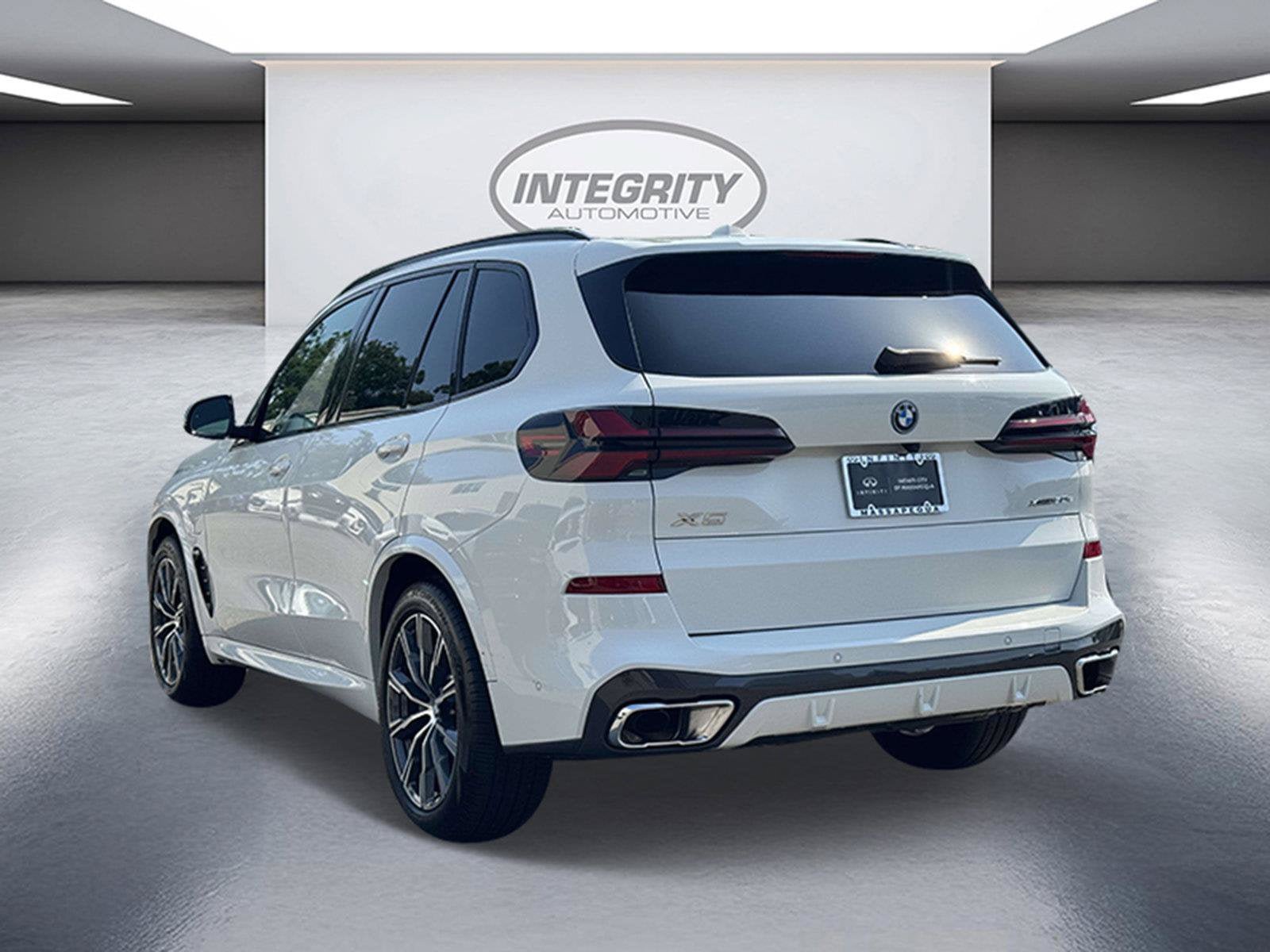 Used 2025 BMW X5 xDrive50e w/ M Sport Package AWD/4WD image 9