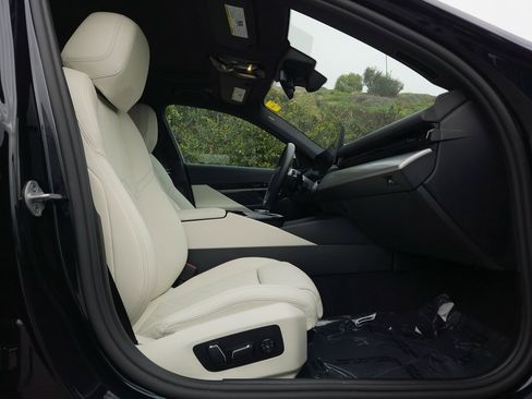 Used 2025 BMW 530i w/ M Sport Package image 23