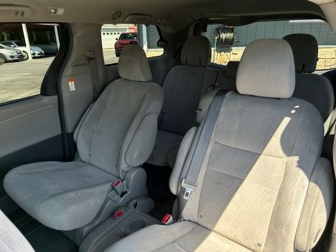 Used 2015 Toyota Sienna LE FWD image 24
