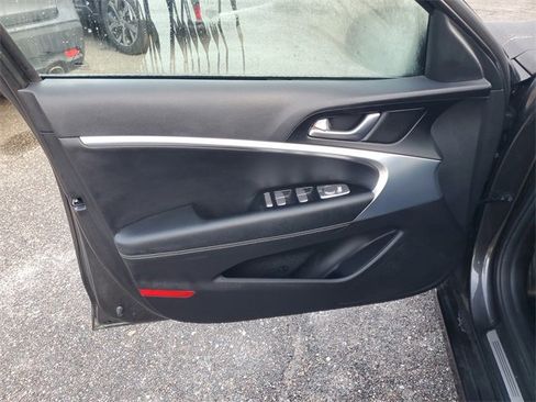 Used 2022 Genesis G70 2.0T image 9