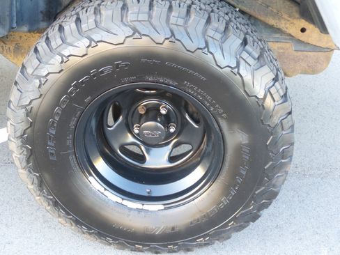 Used 2005 Jeep Wrangler Unlimited w/ Security Group image 45