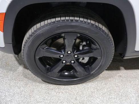 Used 2023 Jeep Grand Cherokee Limited w/ Black Appearance Package image 10