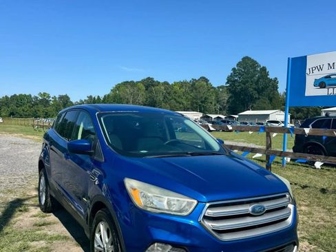 Used 2017 Ford Escape SE FWD image 2