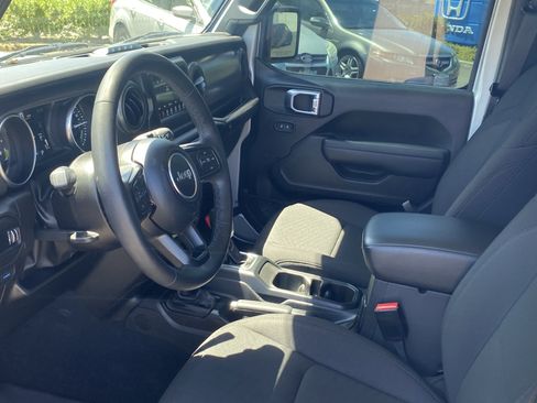 Used 2023 Jeep Wrangler Unlimited w/ Cold Weather Group AWD/4WD image 9