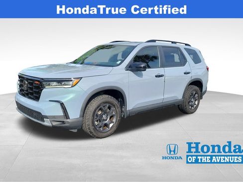Used 2025 Honda Pilot TrailSport image 2