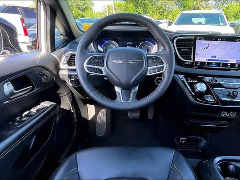 Used 2025 Chrysler Pacifica Select FWD image 11