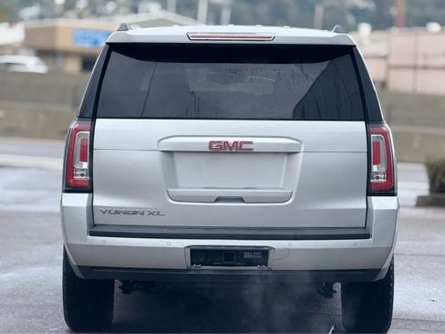 Used 2017 GMC Yukon XL SLT image 3