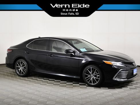 Used 2024 Toyota Camry XLE FWD image 1