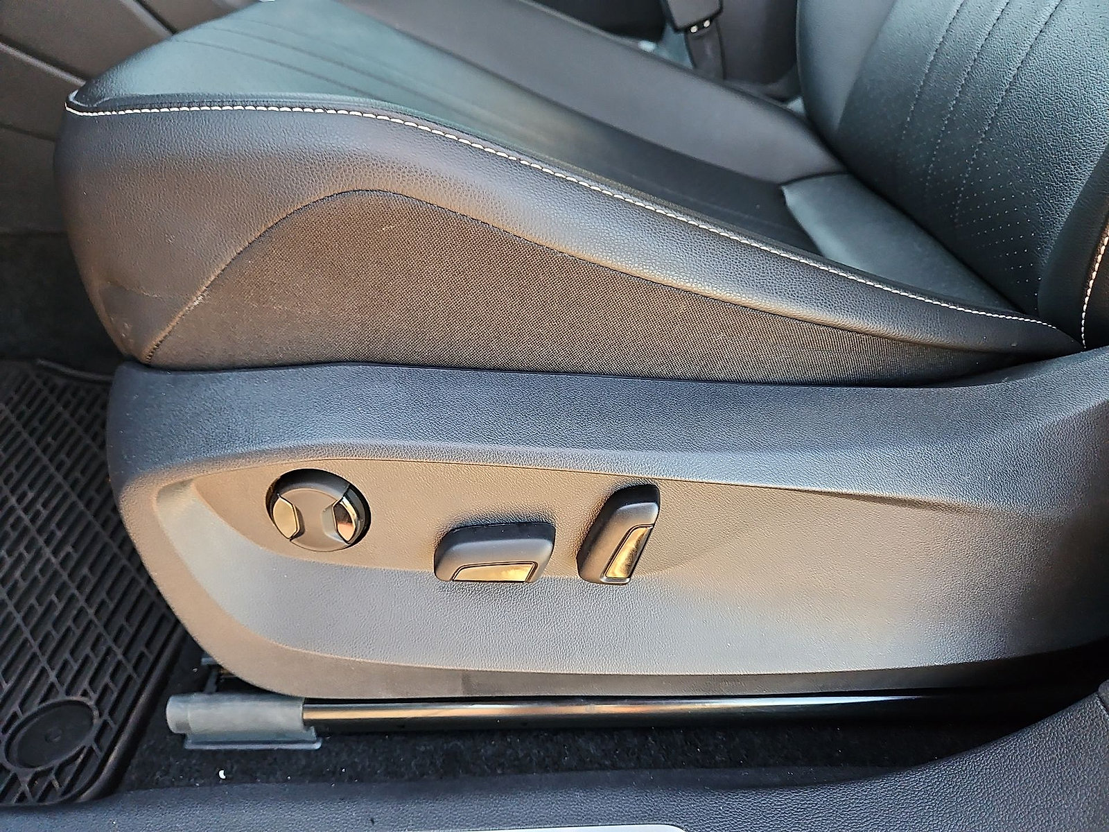 Certified 2024 Volkswagen Tiguan SE R-Line FWD image 17