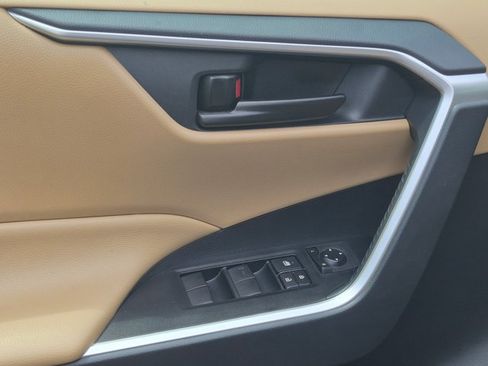 Used 2019 Toyota RAV4 LE FWD image 2