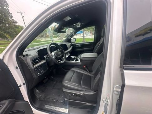 Used 2025 Chevrolet Suburban Z71 AWD/4WD image 13