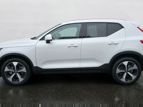 Certified 2025 Volvo XC40 B5 Core w/ Climate Package AWD/4WD image 8