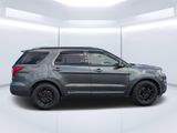 Used 2017 Ford Explorer XLT image 2