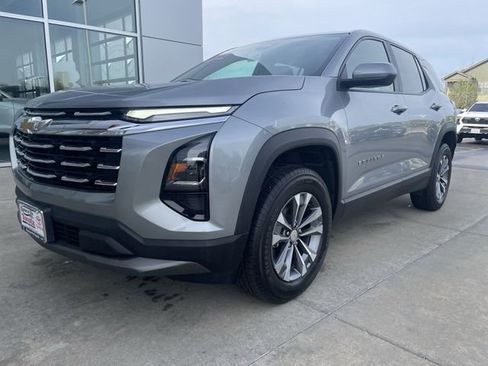 Used 2025 Chevrolet Equinox LT FWD image 12