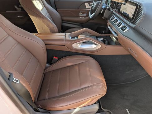 Used 2025 Mercedes-Benz GLS 580 4MATIC image 12