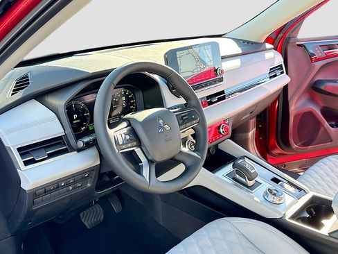 New 2025 Mitsubishi Outlander SEL image 4