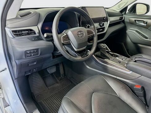 Used 2023 Toyota Highlander Platinum image 10