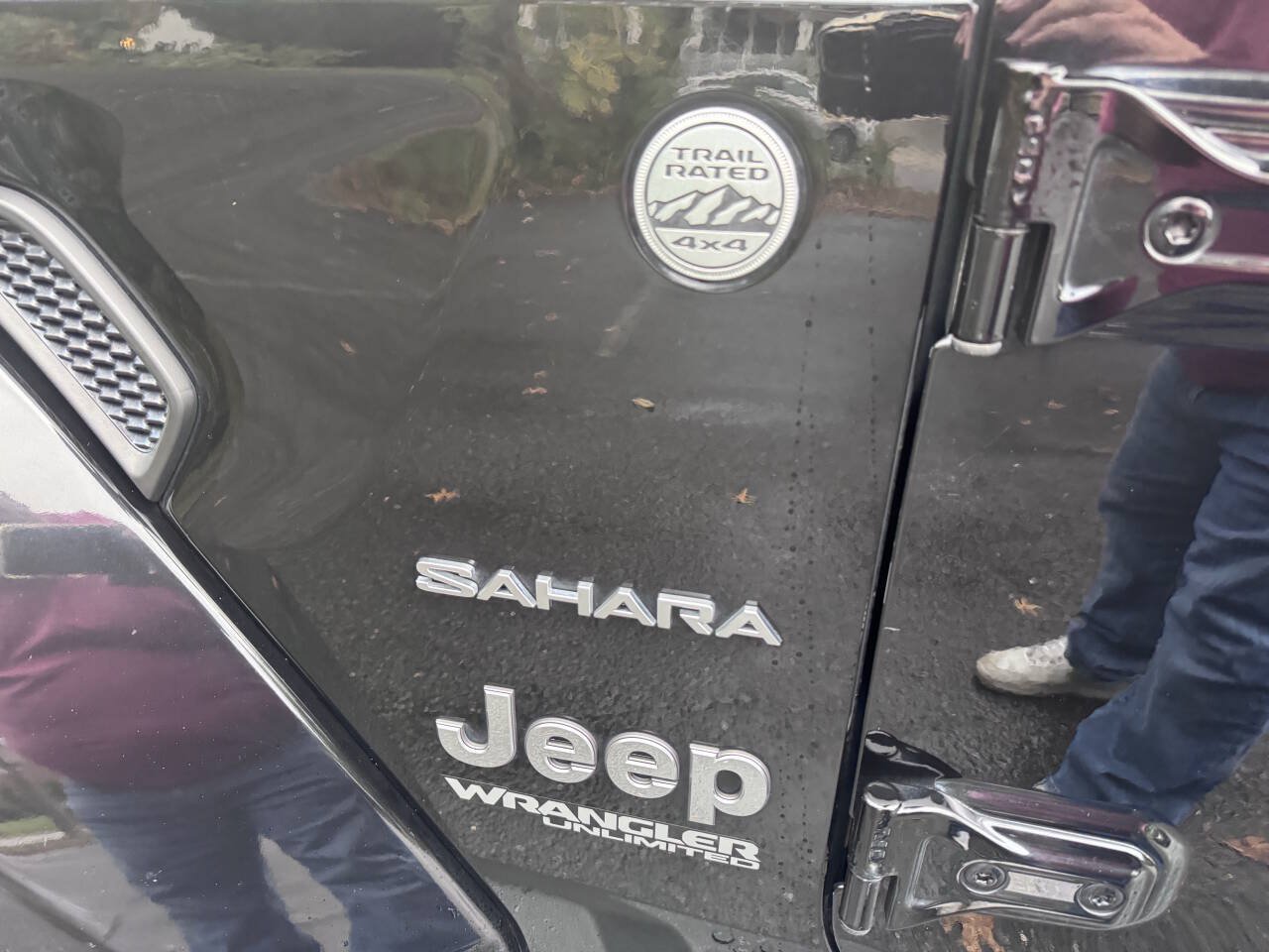 Used 2018 Jeep Wrangler Unlimited Sahara w/ Cold Weather Group AWD/4WD image 13