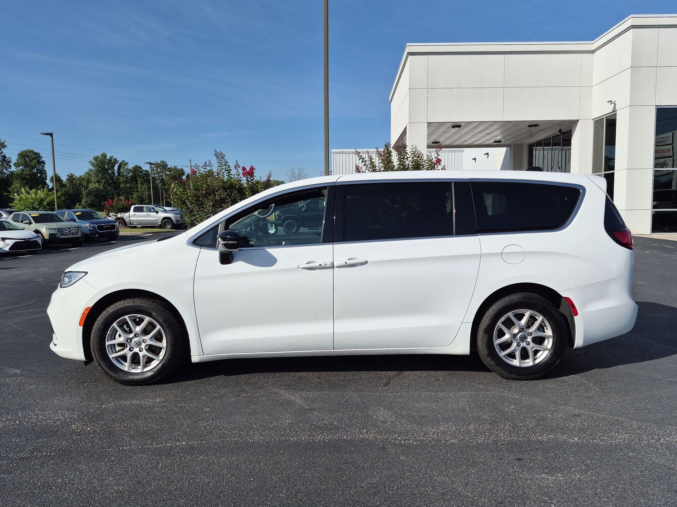 Used 2025 Chrysler Pacifica Select FWD image 8