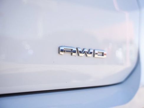 Used 2024 GMC Terrain SLT AWD/4WD image 12