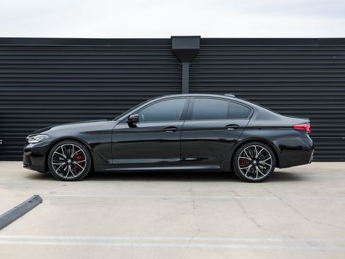Used 2022 BMW M550i xDrive w/ Executive Package image 2