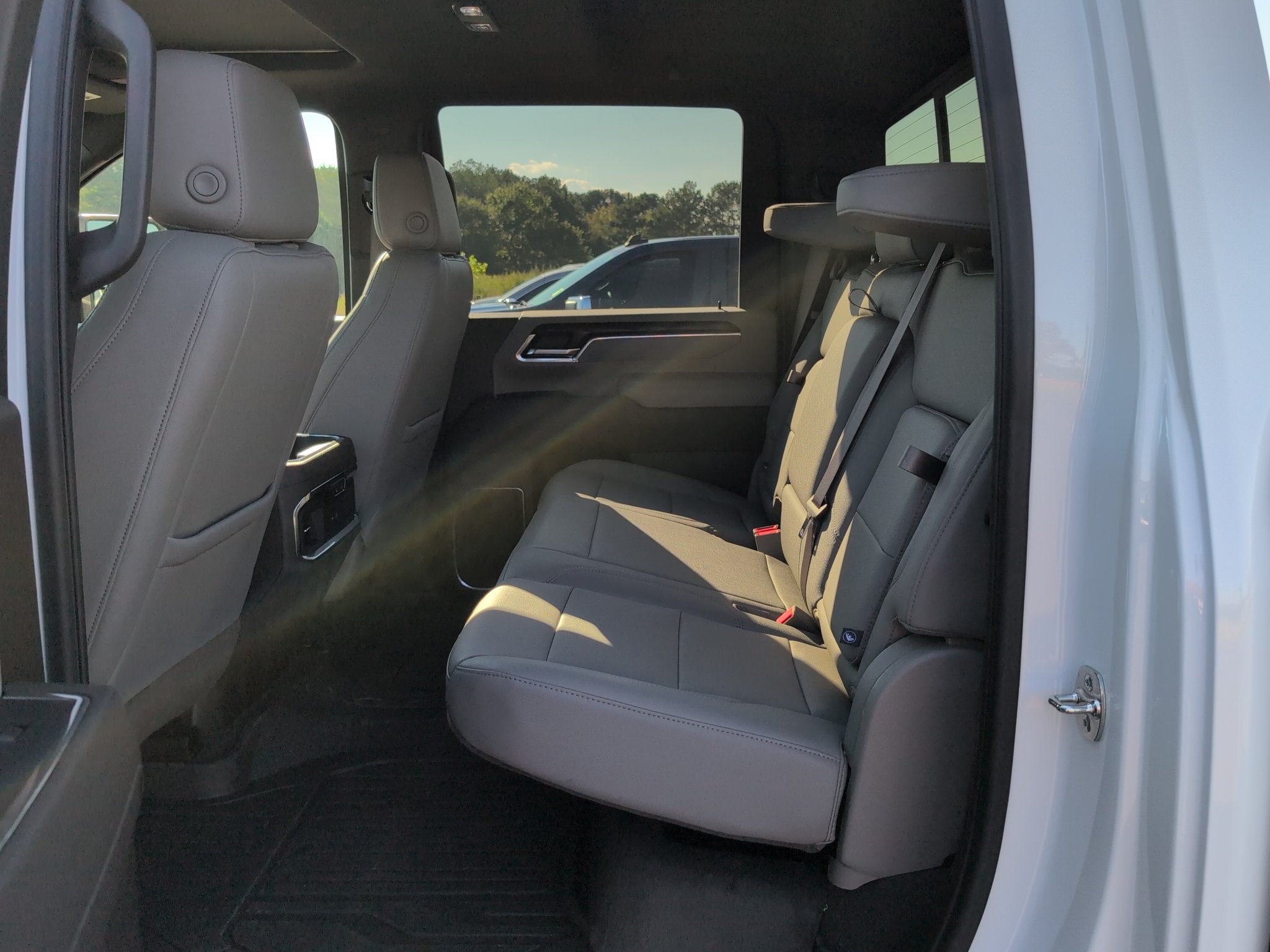 Used 2025 GMC Sierra 2500 SLT w/ SLT Premium Package AWD/4WD image 29