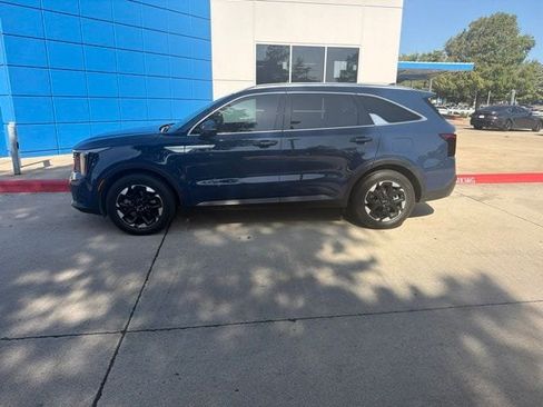 Used 2024 Kia Sorento S w/ Panoramic Sunroof Package FWD image 2