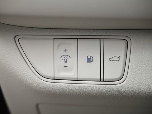 Used 2025 Genesis G70 2.5T image 17