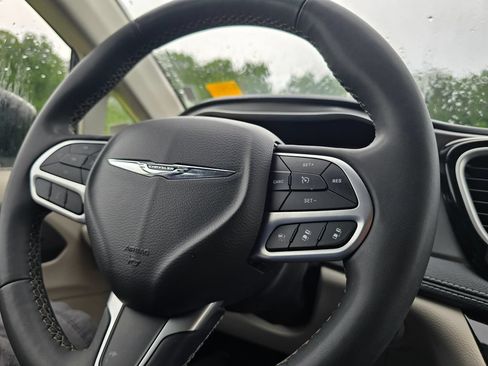Used 2023 Chrysler Pacifica Touring-L FWD image 19