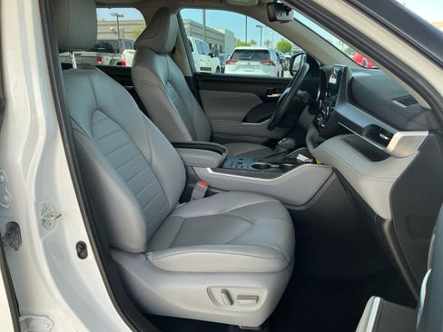 Used 2023 Toyota Highlander XLE FWD image 19