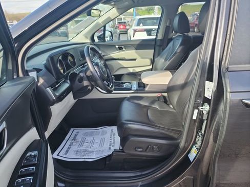 Used 2024 Kia Carnival LX FWD image 18