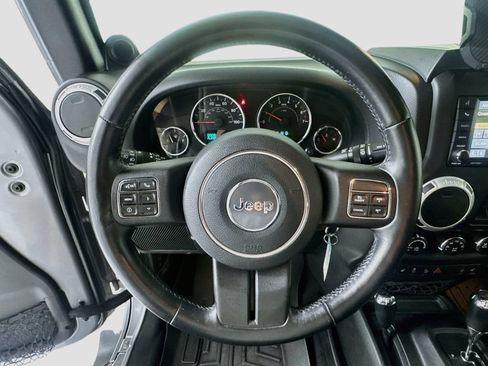 Used 2014 Jeep Wrangler Unlimited Sahara w/ Connectivity Group AWD/4WD image 12