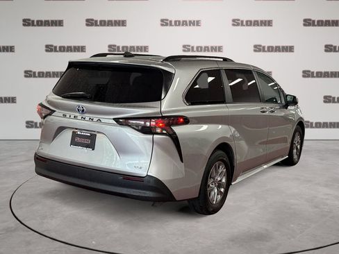 Used 2025 Toyota Sienna XLE FWD image 5