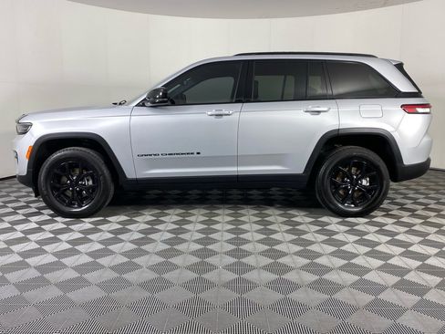 Used 2024 Jeep Grand Cherokee Altitude image 16
