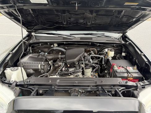 Used 2020 Toyota Tacoma SR5 w/ SR5 Appearance Package (SM) RWD image 27