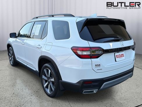 Used 2025 Honda Pilot Touring image 4