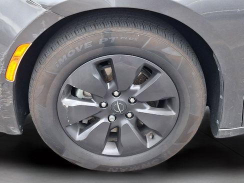 Used 2020 Chrysler Pacifica Limited w/ Advanced Safetytec Group FWD image 9
