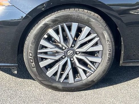 Used 2025 Nissan Altima 2.5 SV FWD image 11