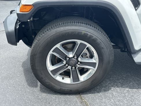 Used 2018 Jeep Wrangler Unlimited Sahara AWD/4WD image 13