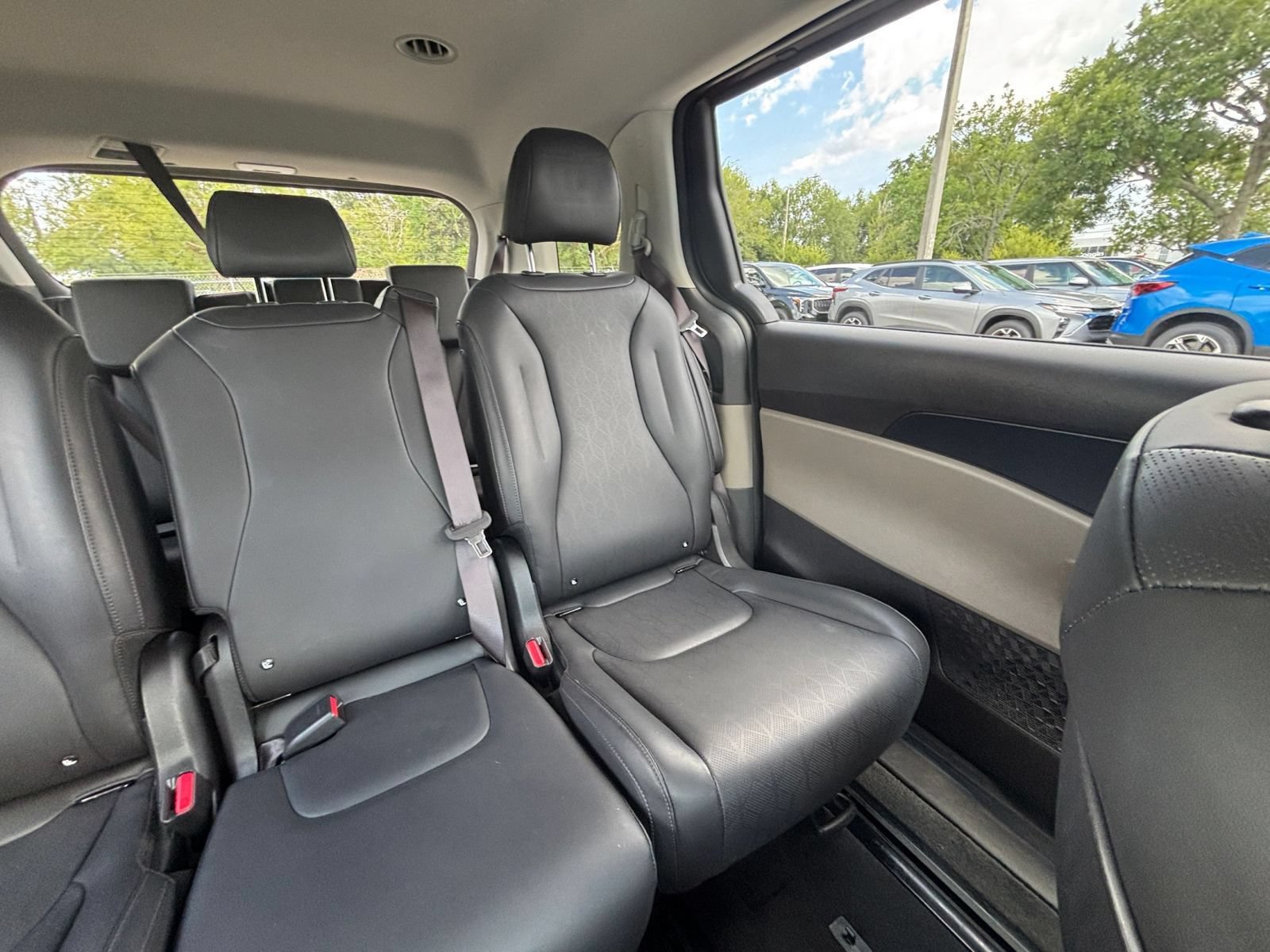 Used 2026 Kia Carnival FWD image 39