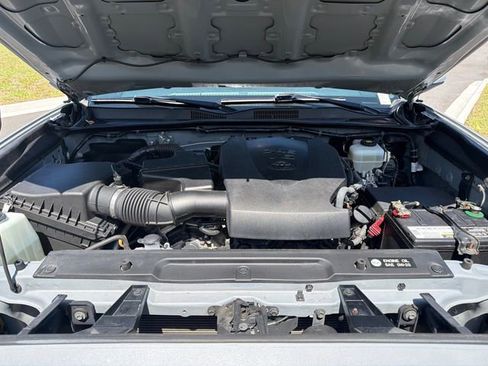 Used 2019 Toyota Tacoma TRD Off-Road AWD/4WD image 14
