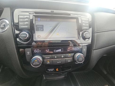 Used 2017 Nissan Rogue SV AWD/4WD image 16