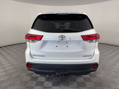 Used 2019 Toyota Highlander XLE AWD/4WD image 6