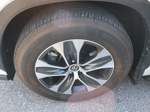 Used 2022 Toyota Highlander XLE AWD/4WD image 4