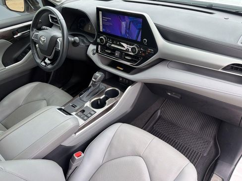 Used 2023 Toyota Highlander Platinum FWD image 28