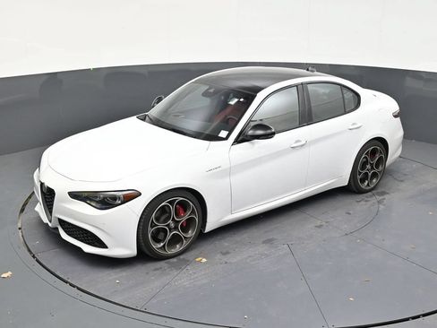 Used 2024 Alfa Romeo Giulia Veloce RWD image 12