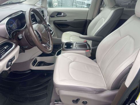 Used 2018 Chrysler Pacifica Touring-L Plus w/ Tire & Wheel Group image 5