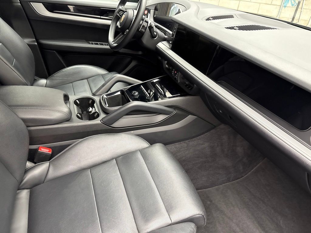 Certified 2024 Porsche Cayenne AWD/4WD image 25