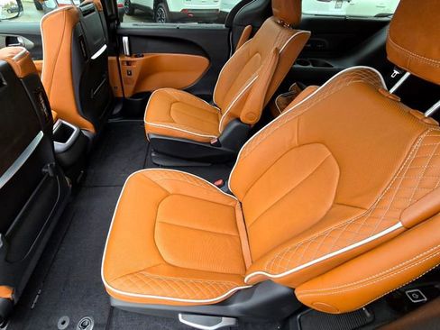 New 2026 Chrysler Pacifica Pinnacle FWD image 30